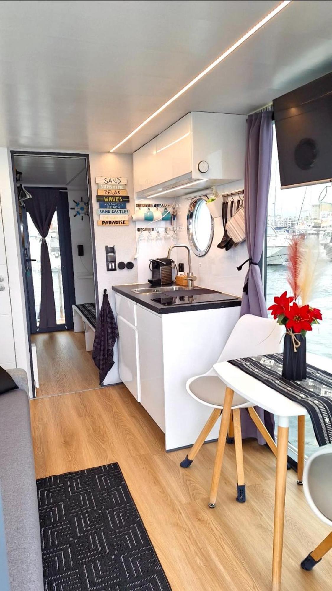 Отель Houseboat Seabreeze Альгеро Экстерьер фото